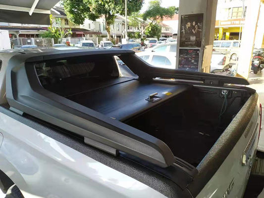 La prenda impermeable coge la barra antivuelco de Tritón Mitsubishi de la tapa del rodillo de alta resistencia